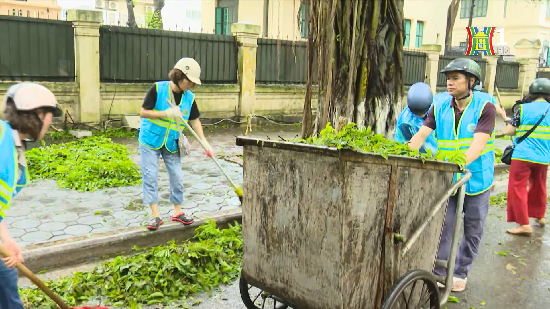 Người dân trên địa bàn toàn thành phố cùng nhau chung sức, đồng lòng khắc phục hậu quả của cơn bão.